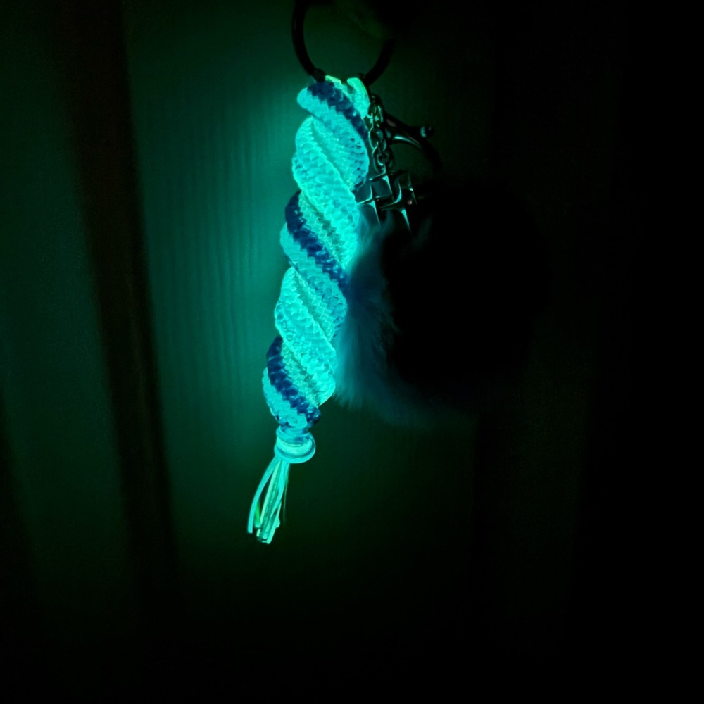 🌟Blue Radiance Keychain - Picture 4 of 5